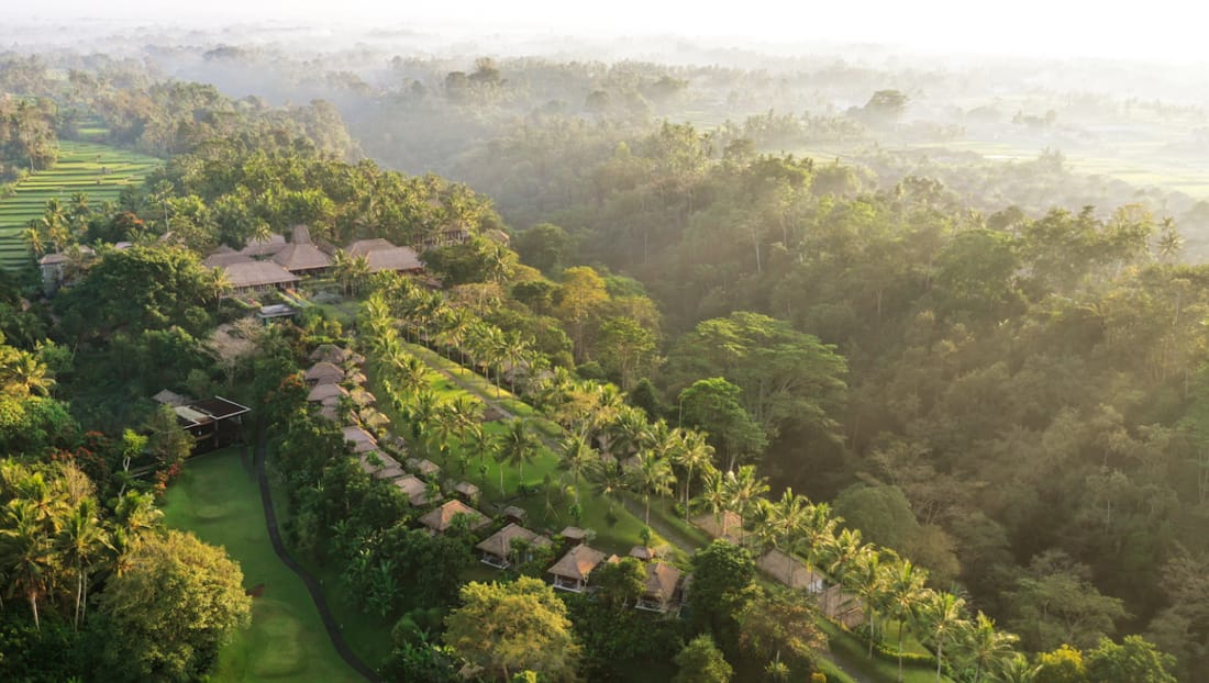 Maya Ubud  Maya Ubud to luksusowy resort położony w sercu dżungli, oferujący przestronne wille z widokiem na rzekę Ayung. Znany ze swojego pięknego ogrodu, prywatnych basenów i wysokiej jakości usług spa, hotel ten zapewnia wyjątkowe doświadczenie w otoczeniu przyrody.